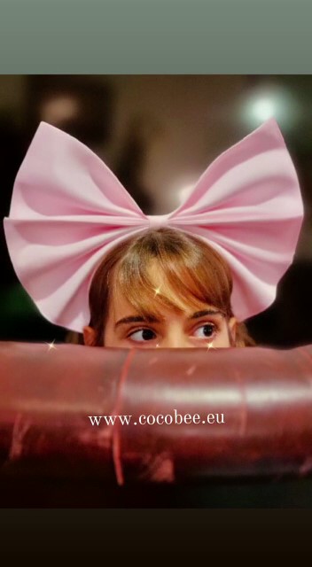 05-Pink-Huge-Bow-Hair-Accessory-for-Girls-www.cocobee.eu__Moment1