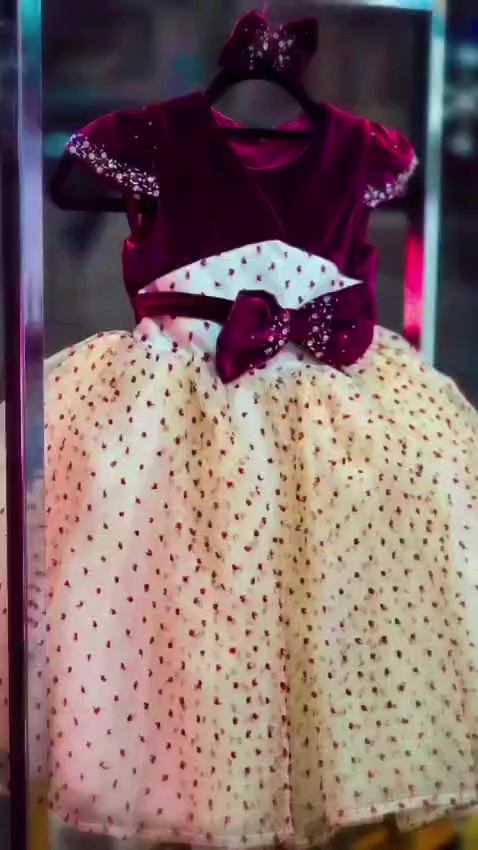 cocobee-Princess Ruby’s Velvet & Tulle Burgundy Bow Party Dress – moment